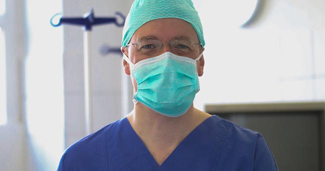 Dr. med. Jan Eßlinger im OP